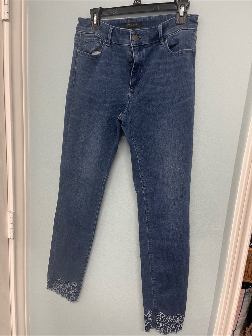 Ann Taylor curvy fit Dark Blue Ankle Jeans with Floral Embroidered Hem 8T